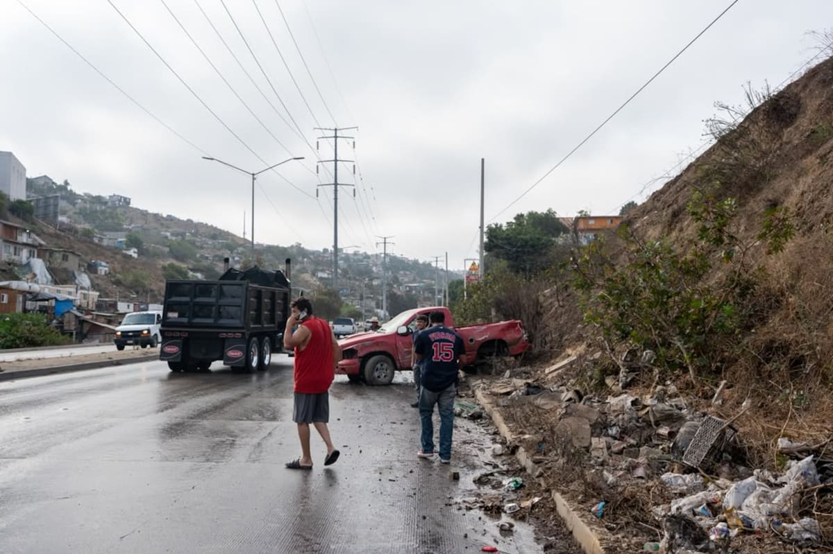 La camioneta terminó volcada sobre la vialidad luego de que el conductor presuntamente perdió el control al derrapar. Foto: Border Zoom