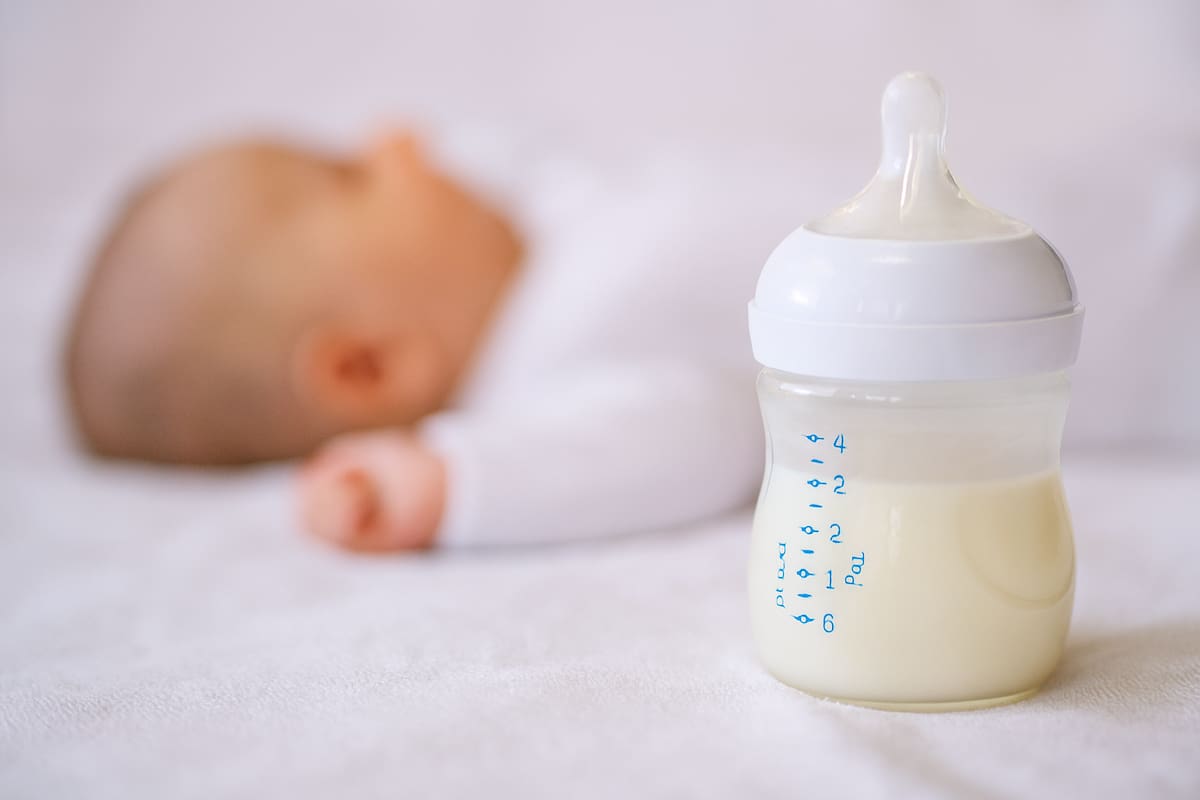 Madre alimenta a su bebé recién nacido con suplementos para adultos y la policía la declara “no culpable de maltrato infantil”