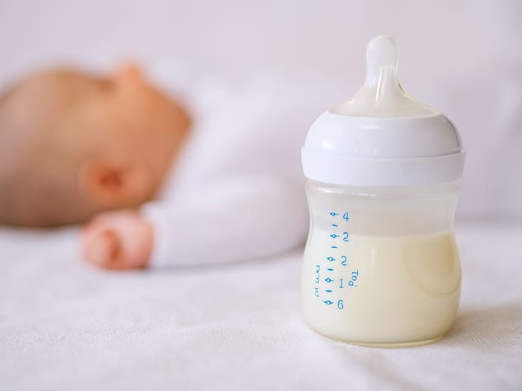 Madre alimenta a su bebé recién nacido con suplementos para adultos y la policía la declara “no culpable de maltrato infantil”