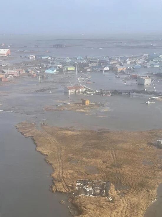 En esta foto proporcionada por la Guardia Costera de EE.UU., Kipnuk, Alaska, sufre inundaciones costeras el domingo 12 de octubre de 2025. | Crédito: Guardia Costera de EE. UU. vía AP