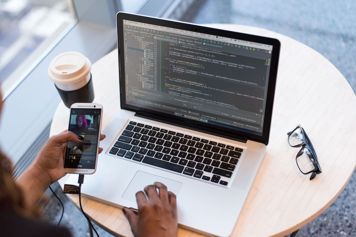 Una laptop con batería puede proporcionar energía al celular mediante USB. Foto: Pexels