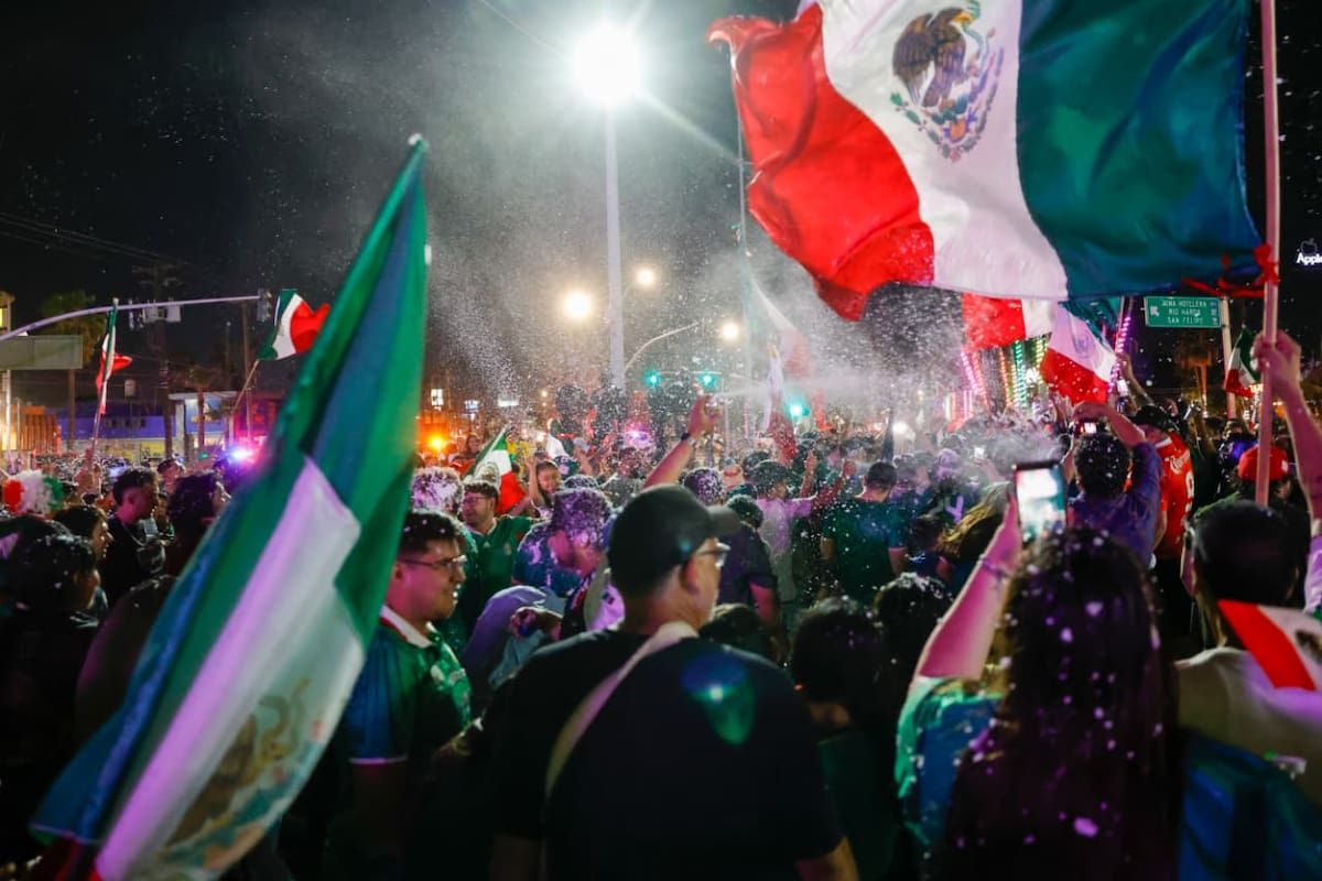 Monumento a Benito Juárez reúne a más de 5 mil cachanillas por triunfo de México