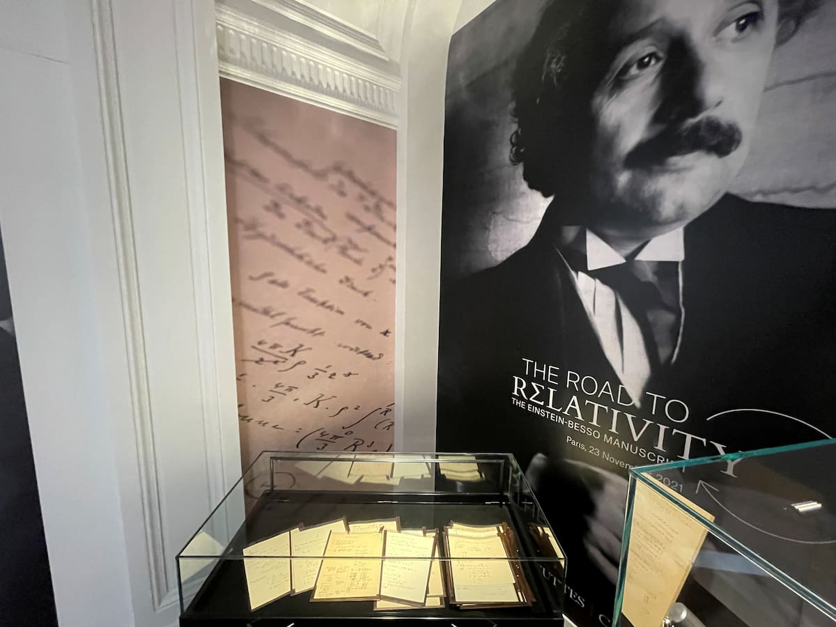 Foto de un manuscrito de Albert Einstein en la casa de subastas Christie's en Paris