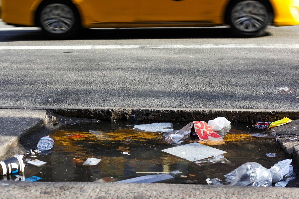 Aplican multas y castigos a "cochinones" por tirar basura en las calles de CDMX y Edomex
