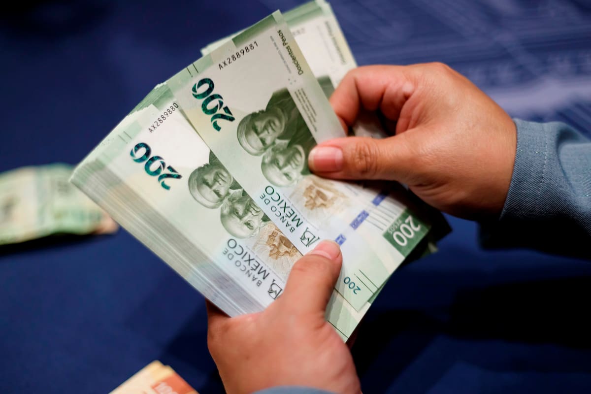 Una mujer muestra el nuevo billete de 200 pesos presentado durante un acto celebrado por el Banco de México este lunes, en Ciudad de México (México). EFE/ José Méndez/Archivo