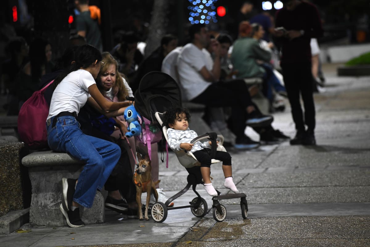 MIRANDA, 24 junio, 2026 (Xinhua) Personas son vistas en la Plaza Altamira luego de la ocurrencia de dos terremotos, en el municipio de Chacao, en el estado Miranda, Venezuela, el 24 de junio de 2026. La presidenta encargada de Venezuela, Delcy Rodríguez, anunció la noche del miércoles el estado de emergencia nacional tras la ocurrencia de dos terremotos seguidos en territorio venezolano, uno de magnitud 7,2 y otro de 7,5 en la escala de Richter. (Xinhua/Marcos Salgado) (ms) (da) (ah)