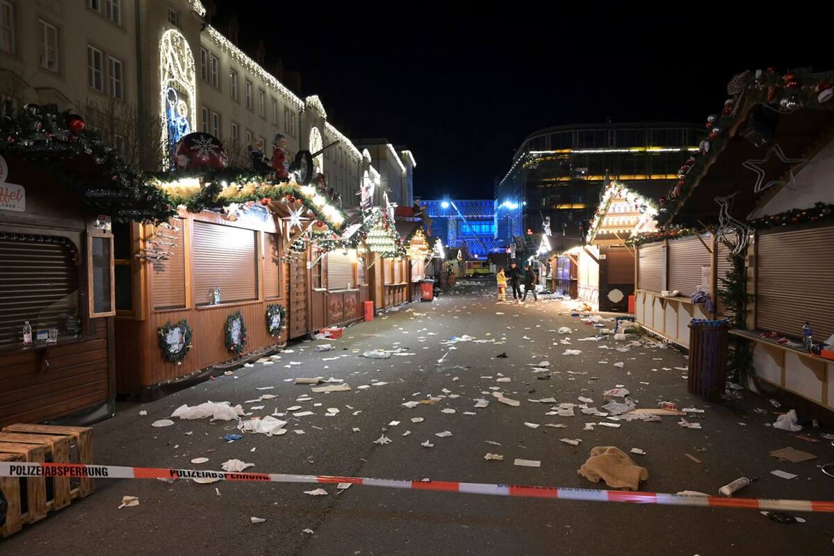 Una vista del mercado navideño acordonado después de un incidente en Magdeburgo, Alemania, el viernes 20 de diciembre. / Heiko Rebsch/dpa/AP