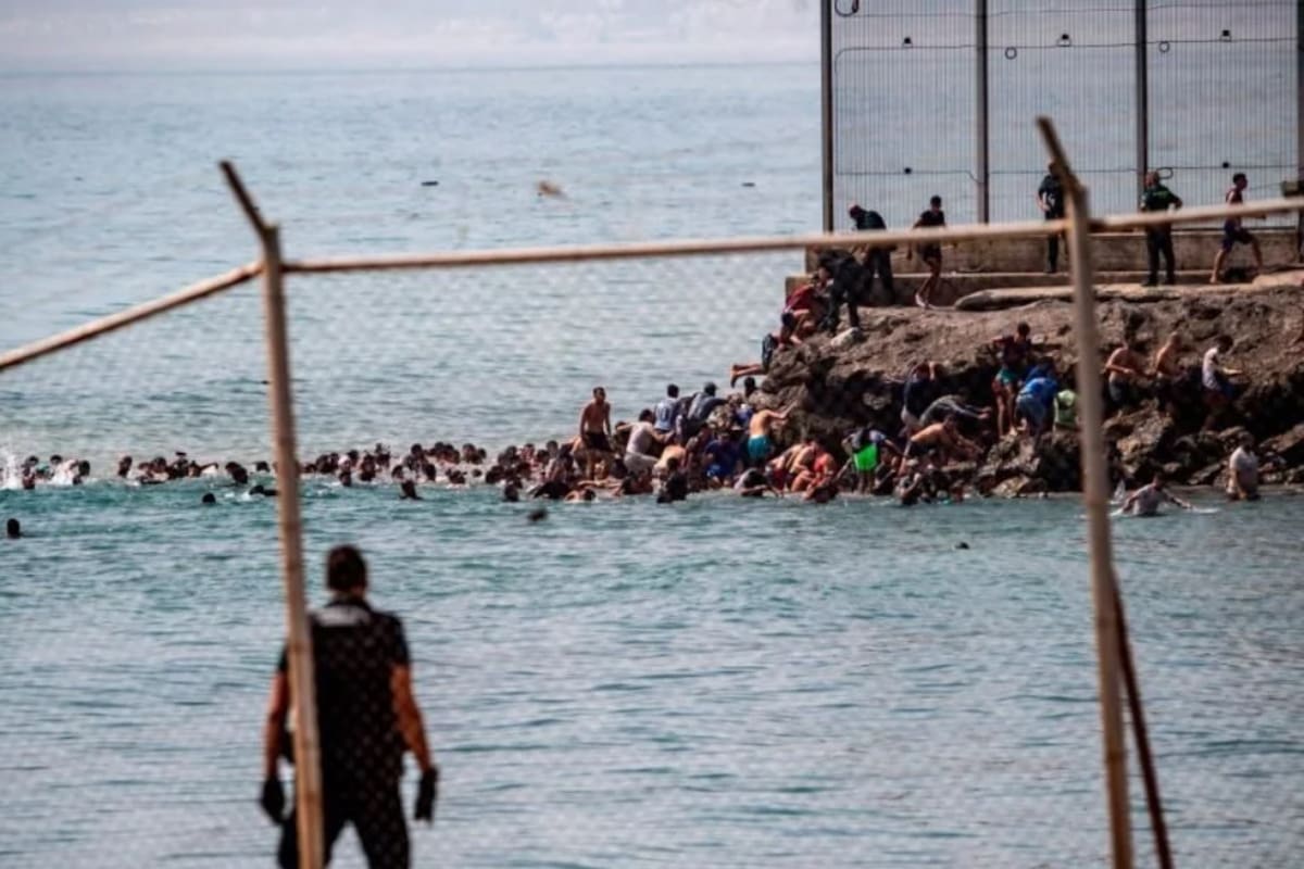 La muerte de 17 migrantes en las costas de Ceuta este jueves expone la crisis humanitaria en la frontera sur de Europa, donde el enclave español registra intentos mortales de ingreso que obligan a Madrid a negociar vías seguras con Rabat ante el fracaso del control de fronteras