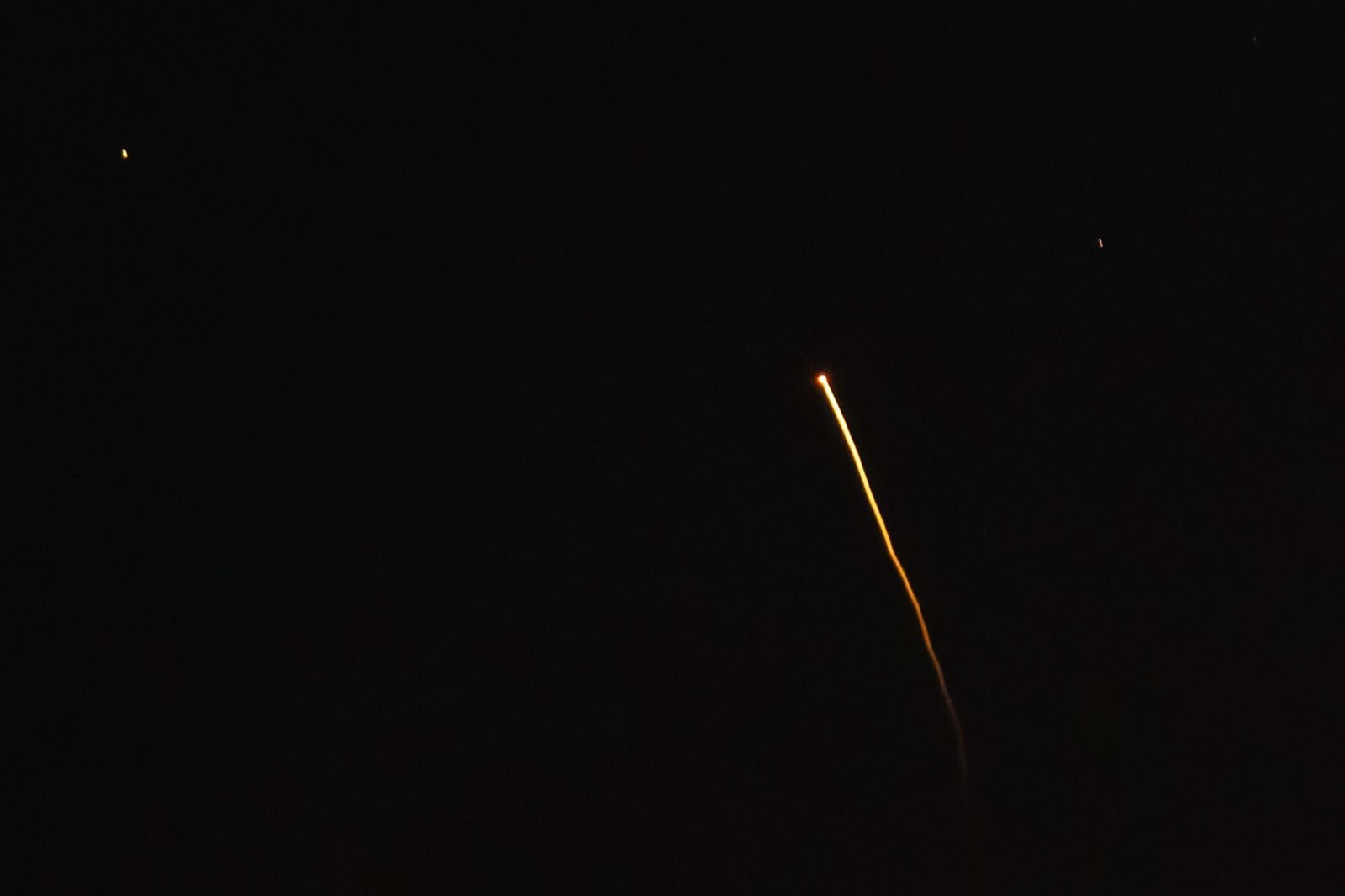 La Cápsula de SpaceX fue observada como un objeto luminoso durante su reingreso sin riesgo para la población. Foto: Border Zoom