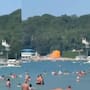 Al menos siete muertos, entre ellos tres niños, y 40 heridos dejó la explosión de un dron en una playa del mar Negro que Rusia atribuyó a Ucrania; Kyiv no se ha pronunciado sobre el incidente