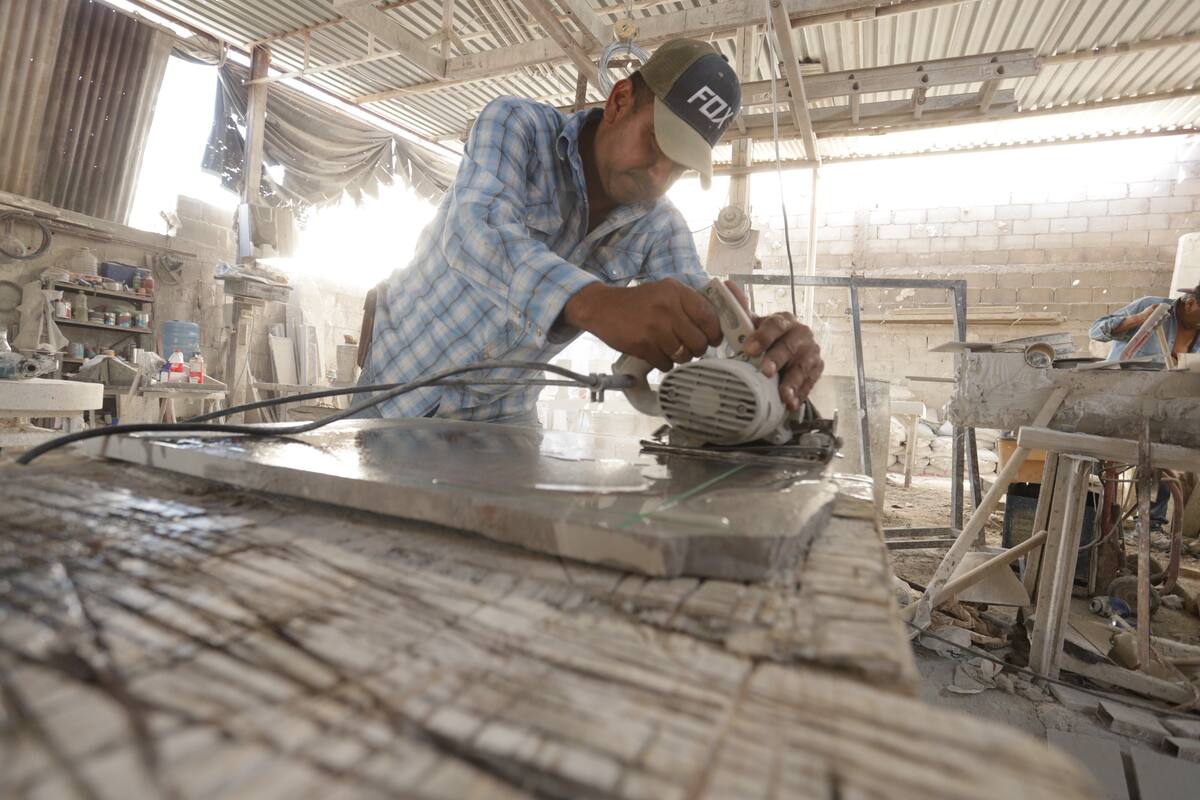 Día de Muertos en Hermosillo: Jesús fabrica lápidas desde hace más de 30 años
