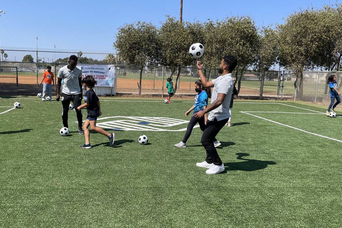Estrenan nueva cancha de futbol para niños en Logan Heights