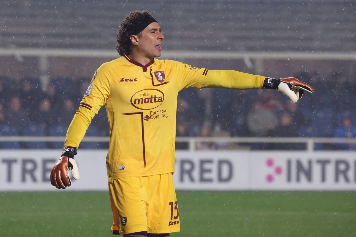 Bergamo (Italy), 15/01/2023.- Salernitana'Äôs goalkeeper Guillermo Ochoa reacts during the Italian Serie A soccer match Atalanta BC and US Salernitana at the Gewiss Stadium in Bergamo, Italy, 15 January 2023. (Italia) EFE/EPA/PAOLO MAGNI