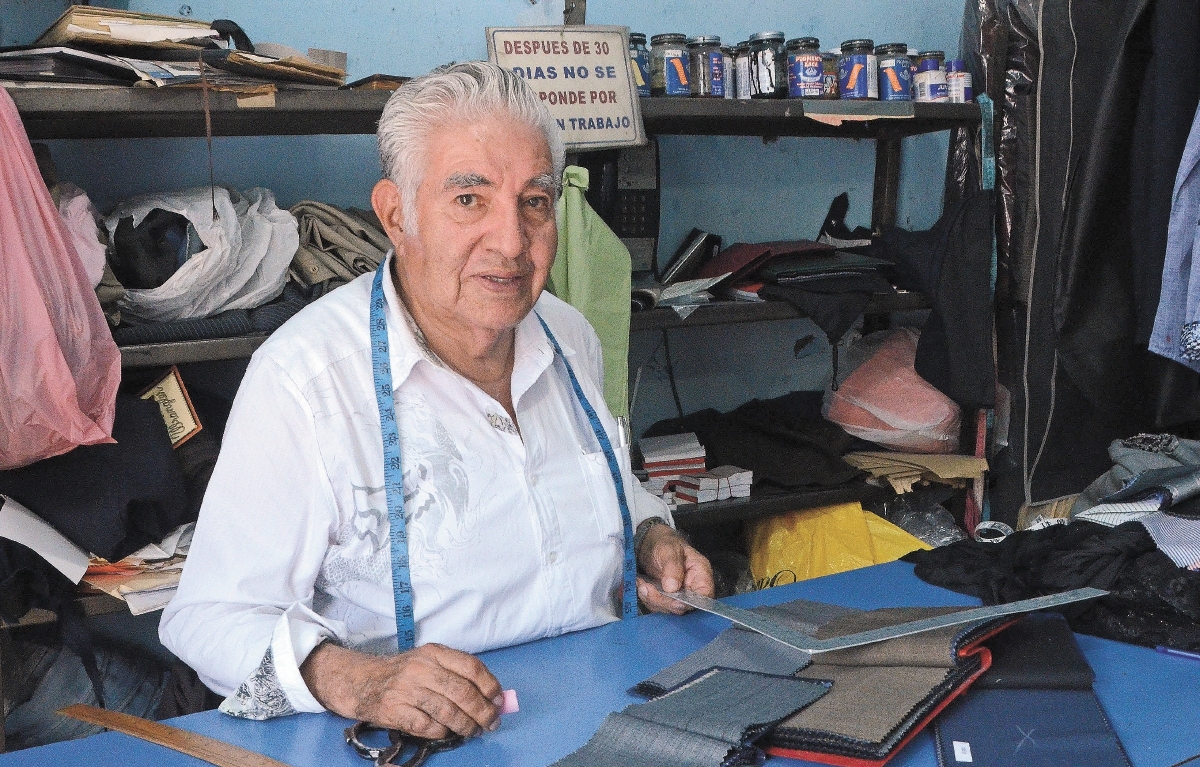 El único objetivo que tengo como obsesión es hacerle un traje a AMLO: Don Chonito
