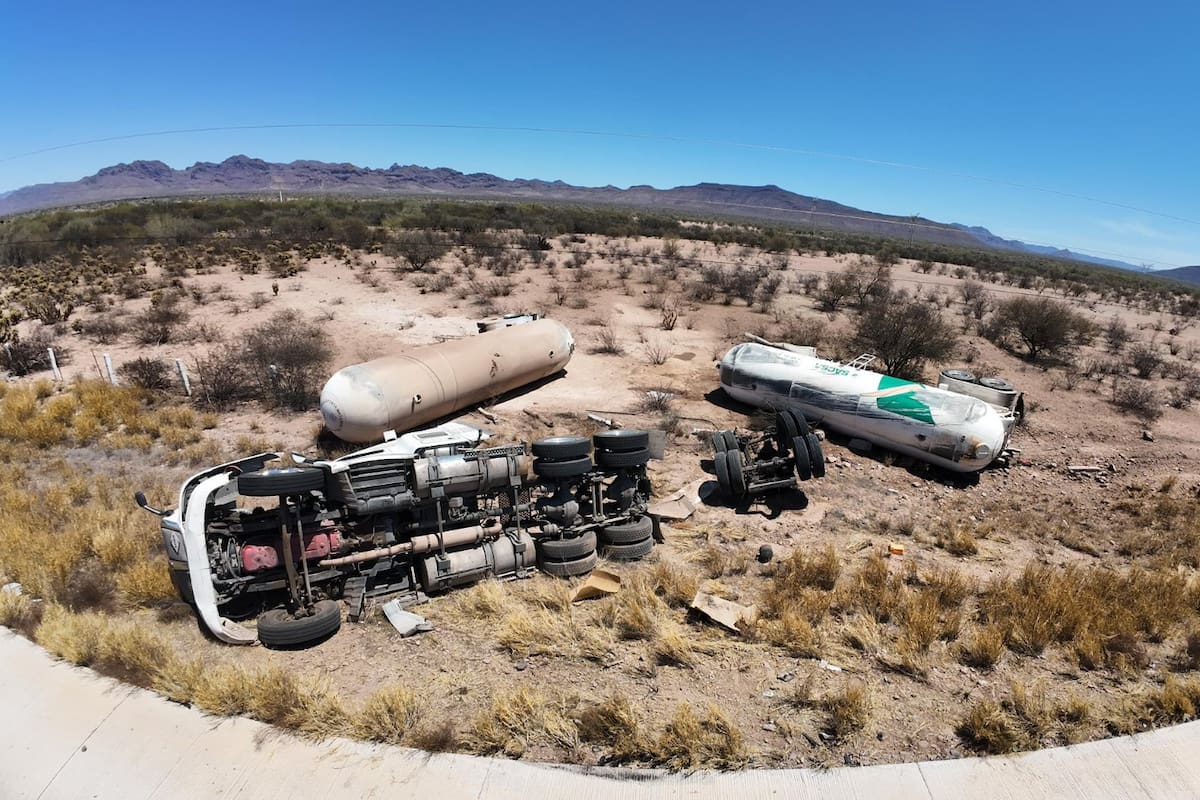 Volcadura de pipa con amoníaco en carretera Guaymas-Hermosillo mantiene doble circulación en un solo carril