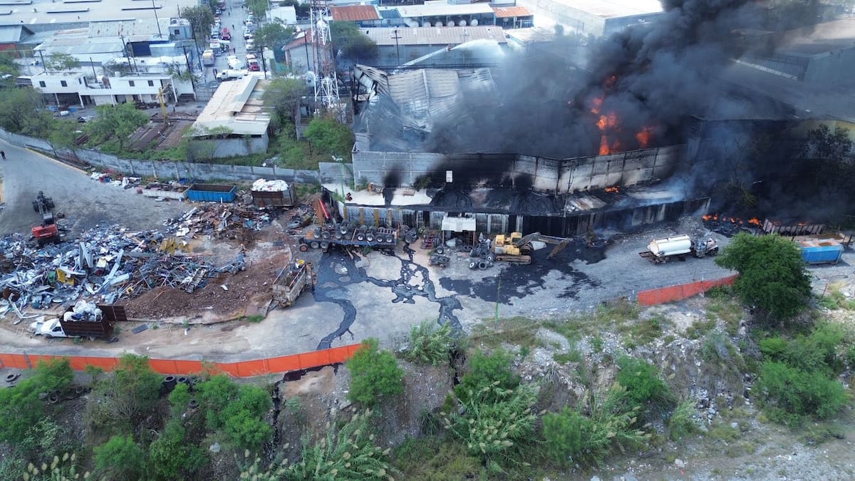 Unidad de Protección Civil Nuevo León atiende el reporte de incendio.