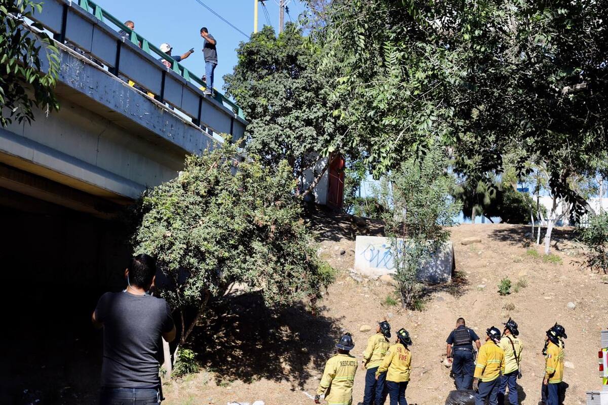 Hombre intenta arrojarse de puente en Tijuana