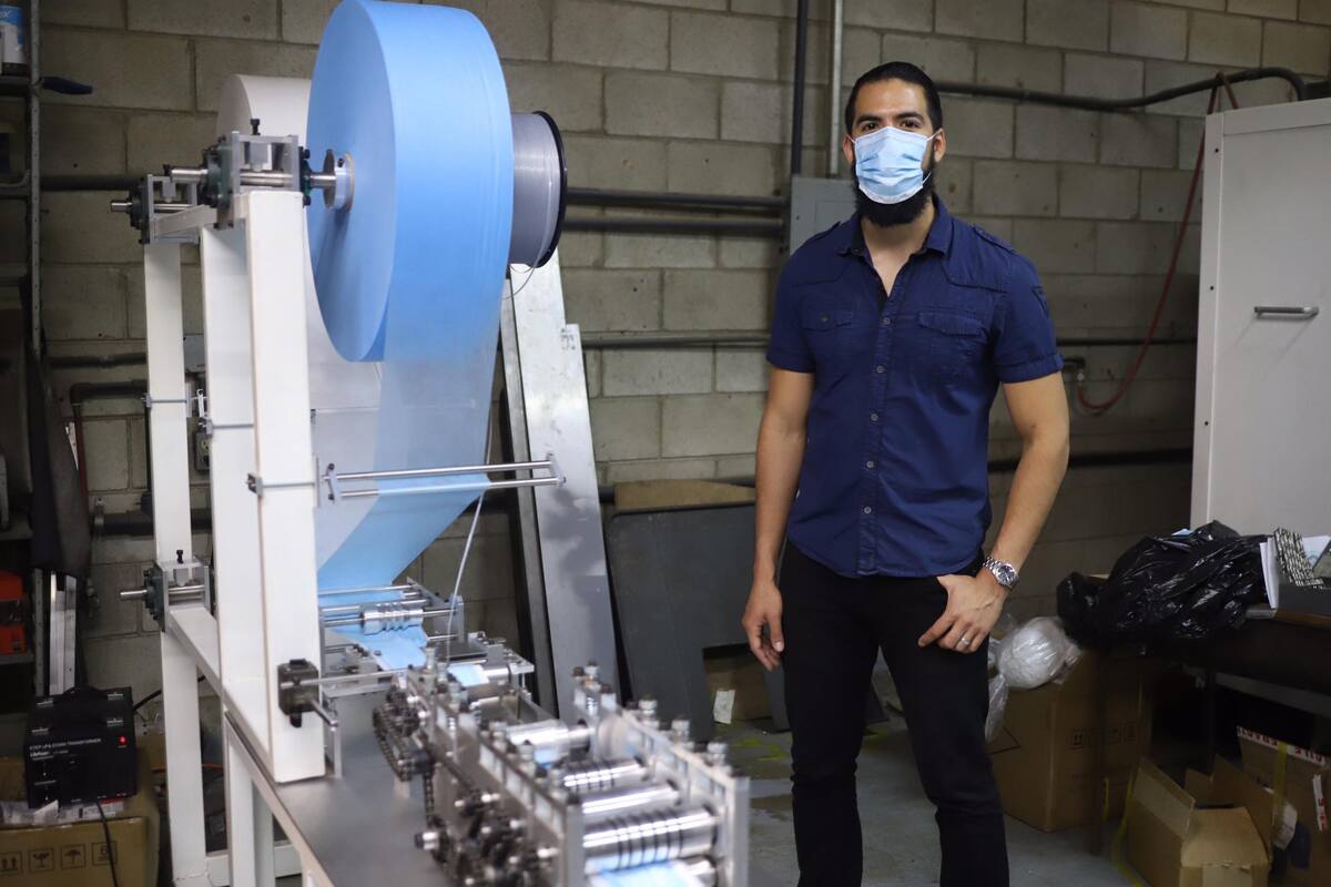 Construye máquina que produce cubre bocas