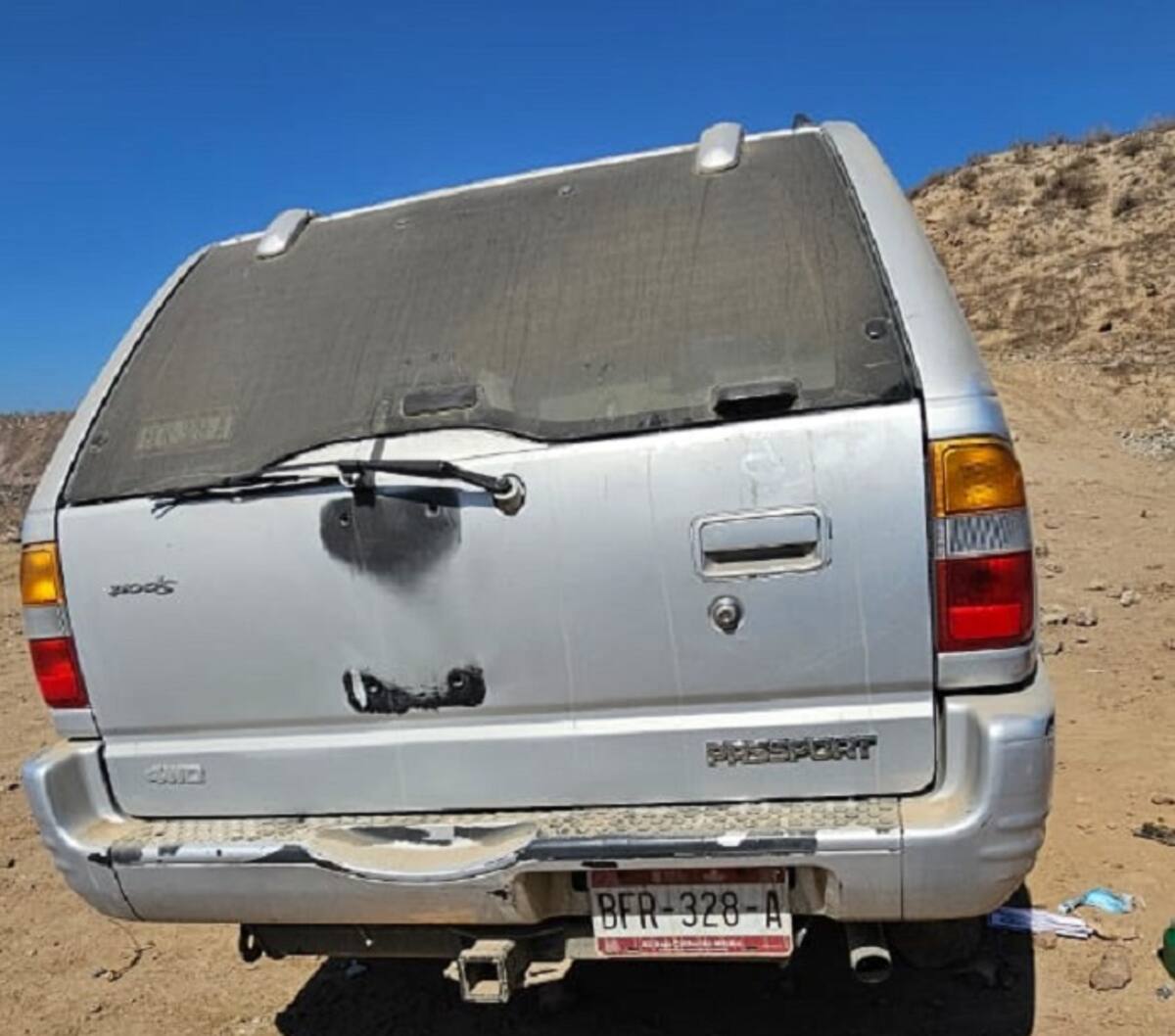 El otro, es un vehículo Honda Passport, modelo 1999, gris, con placas de circulación de Baja California.