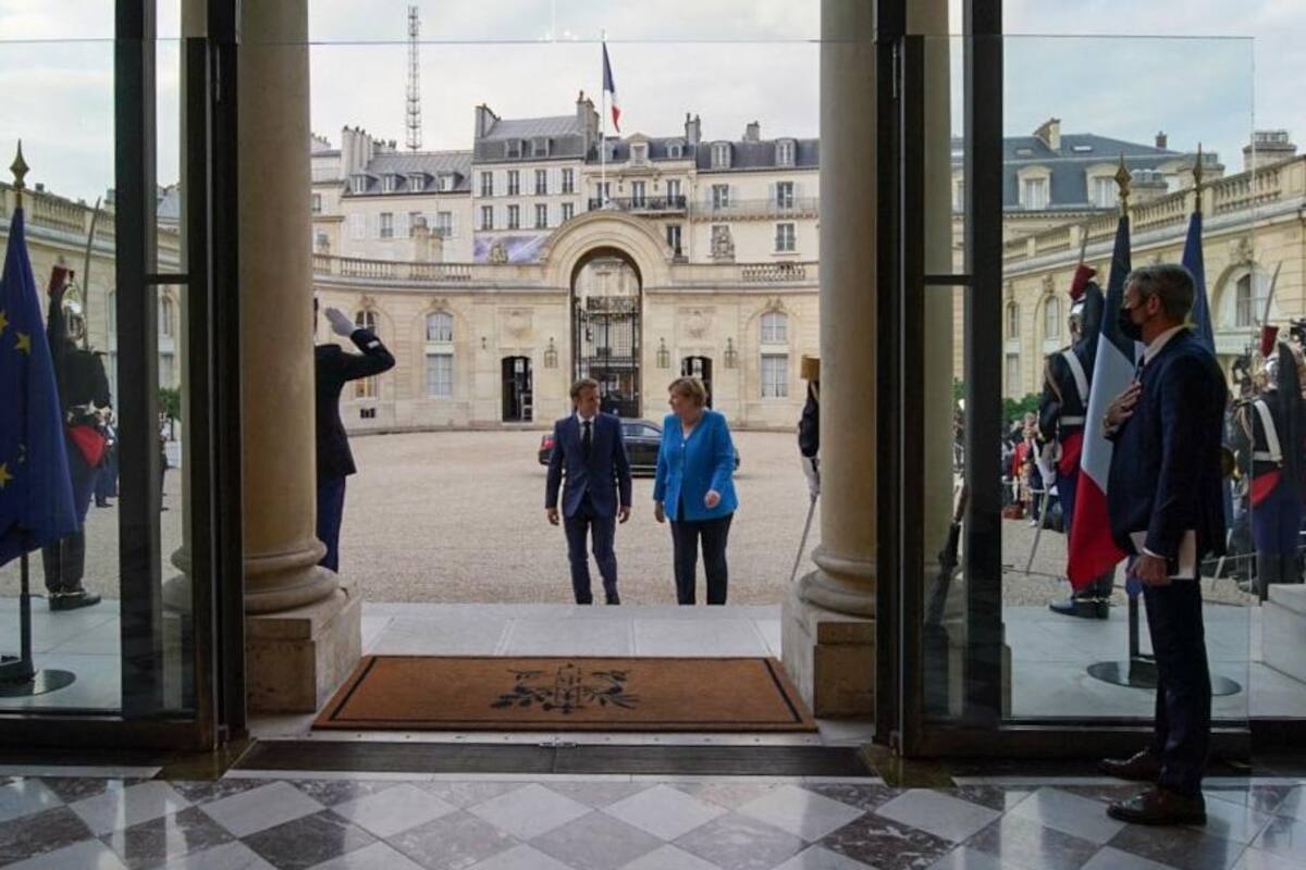 Macron y Merkel se reúnen en París para hablar sobre facilitar la salida de europeos en Afganistán