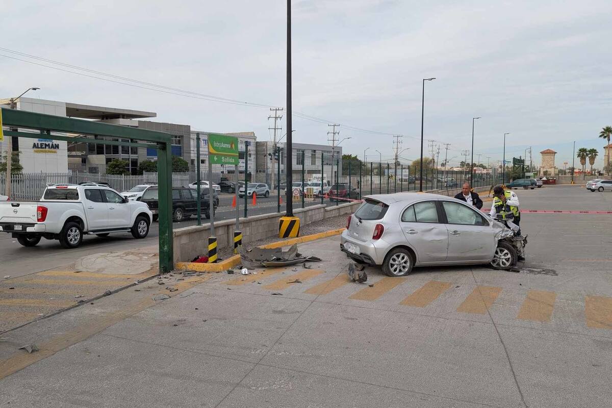 Conductora pierde el control y arrolla a dos personas en Perimetral y Quiroga de Hermosillo