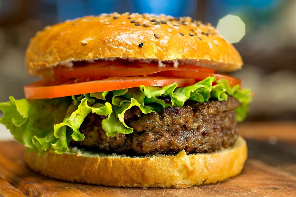 Hombre fallece tras reacción alérgica por comer una hamburguesa; una garrapata es la responsable