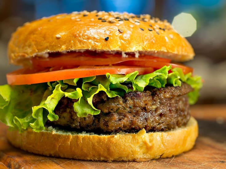 Hombre fallece tras reacción alérgica por comer una hamburguesa; una garrapata es la responsable