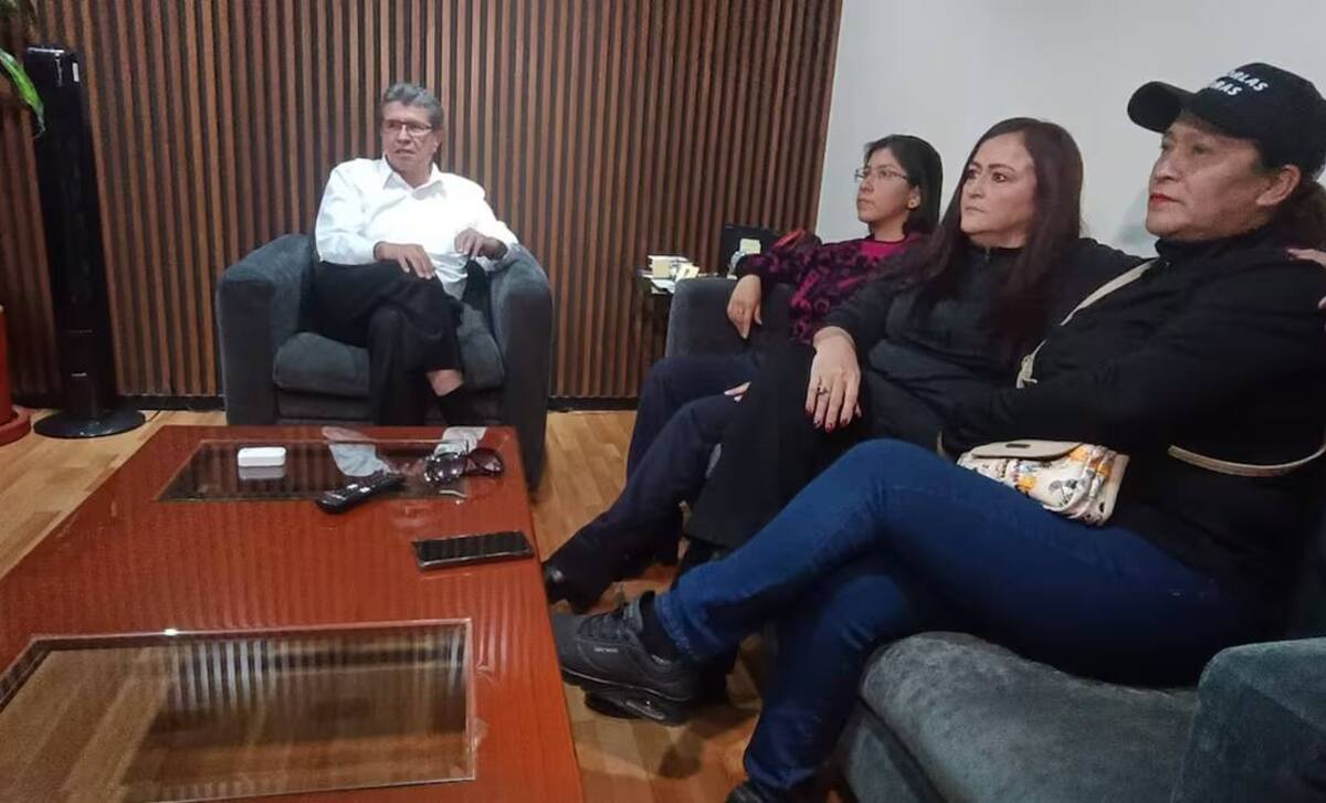 Tras 48 horas de huelga de hambre, Ricardo Monreal recibe a María Luisa Luévano para discutir la reforma de jornada laboral. Foto: El Universal