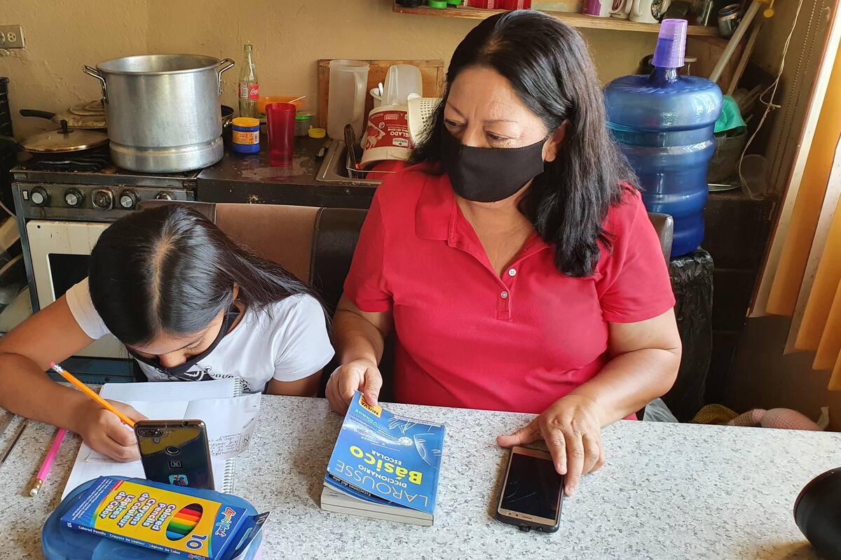 Batallan familias durante el primer día de clases