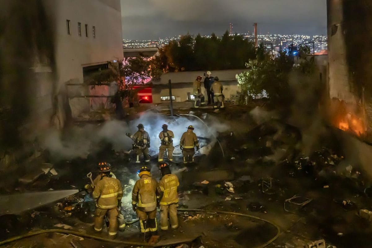 Un incendio registrado durante la madrugada en la colonia Libertad movilizó a bomberos, quienes lograron contener las llamas y evitar daños mayores en viviendas cercanas.
Fotos: Border Zoom.