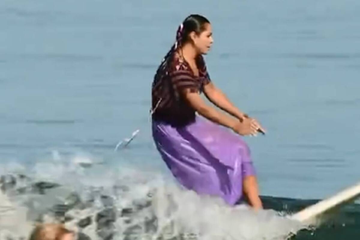 VIDEO: La mexicana Patricia Ornelas surfea con huipil