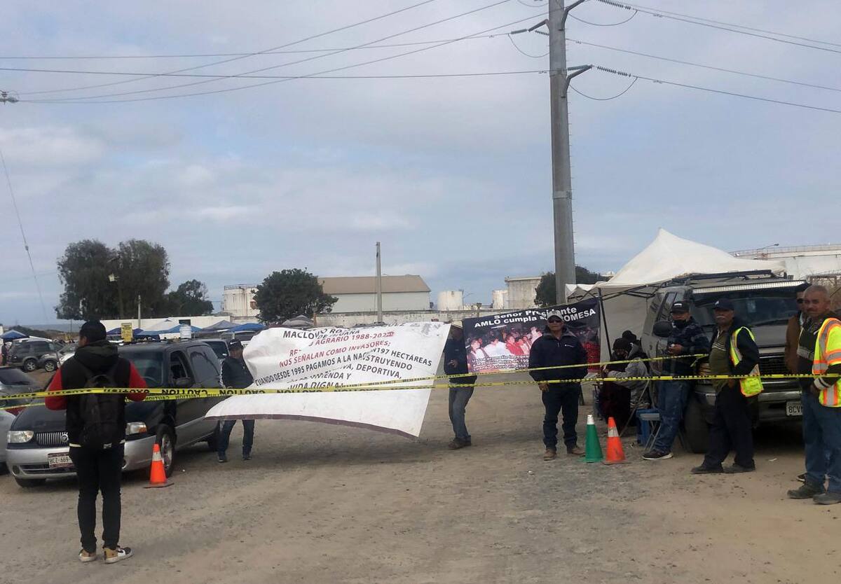 Los manifestantes colocaron mantas y cintas para delimitar el paso hacia su campamento.