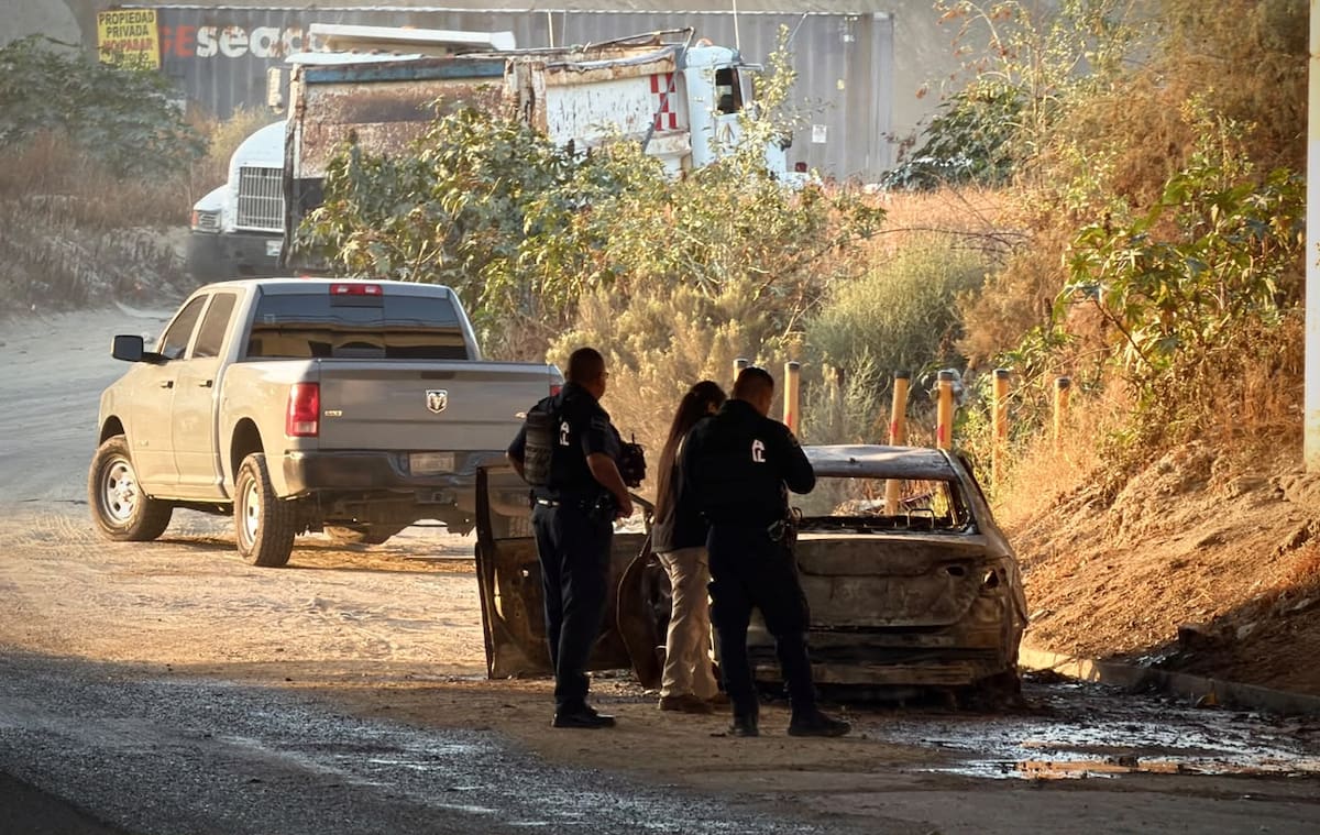 Un vehículo calcinado con dos cuerpos fue localizado debajo del puente La Encantada, en el Corredor 2000. Foto: Border Zoom