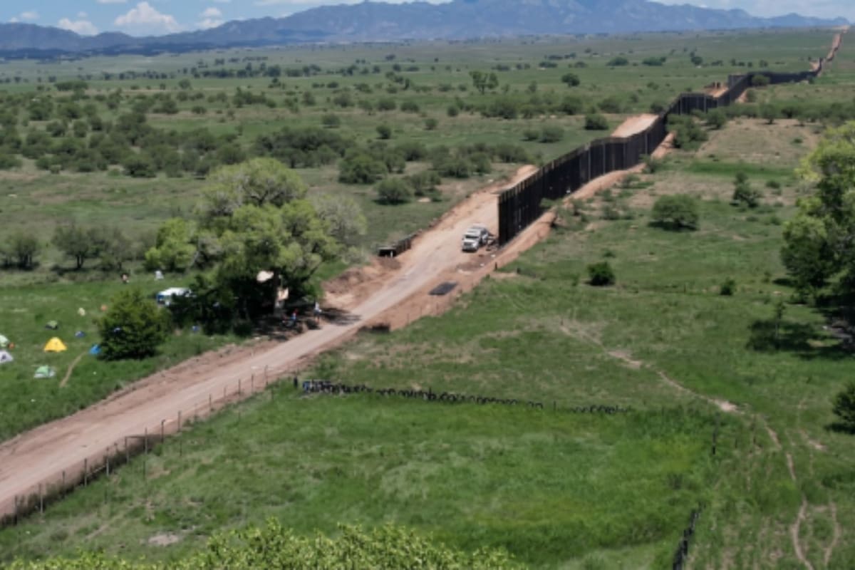 Tras 32 días de campamento, activistas logran frenar la construcción de un tramo del muro fronterizo entre Sonora y Arizona para proteger el último álamo de La Noria