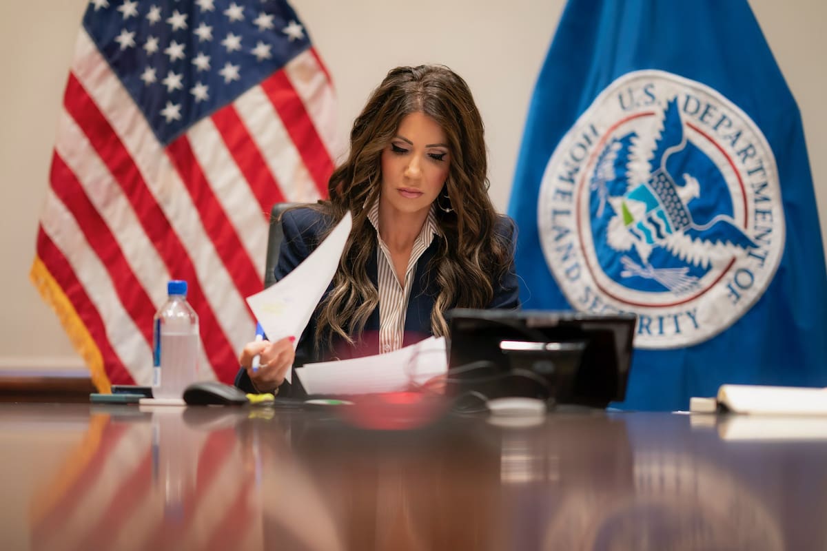 Kristi Noem asegura que se ampliarán operativos migratorios en Chicago, pese a rechazo local