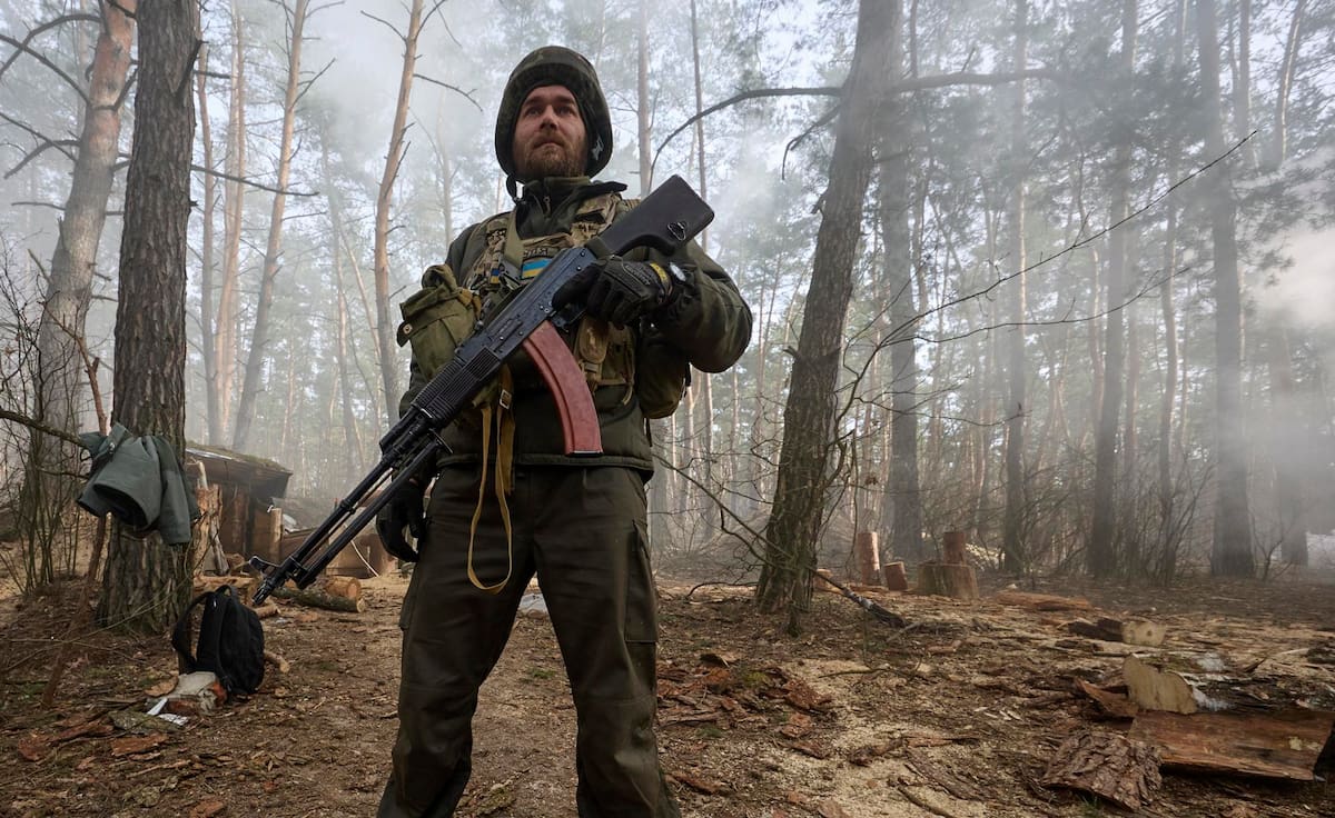 Imagen de archivo de un soldado ucraniano en un entrenamiento militar en un campo de tiro cerca de Járkov, Ucrania. EFE/EPA/SERGEY KOZLOV 45342