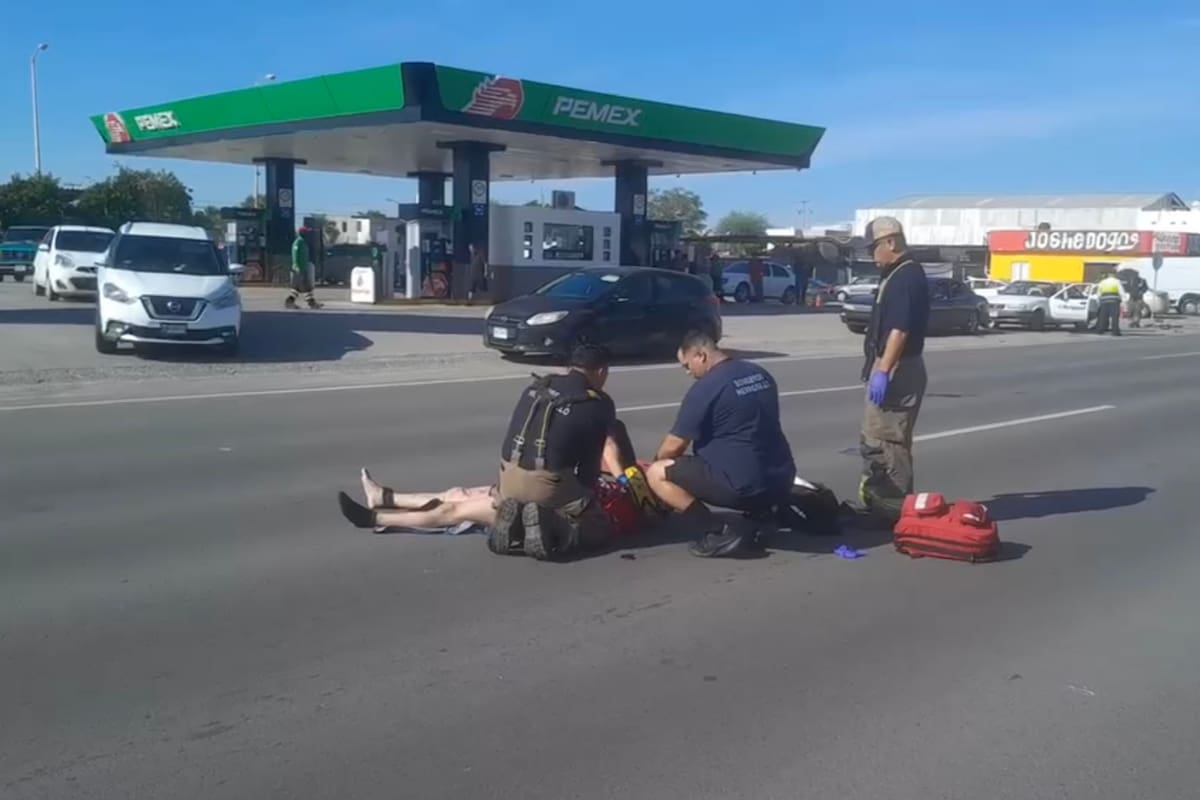Motociclista sufre múltiples fracturas al chocar contra un auto en el bulevar Progreso de Hermosillo