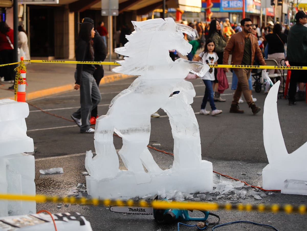 Desde el mediodía, niños, jóvenes y adultos siguen el tradicional desfile de dragones chinos l Foto: Juan Jesús Morales