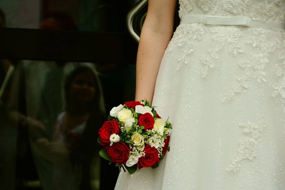 Contrae Covid-19 a pocos días de su boda, encuentra ingeniosa manera de celebrar ceremonia