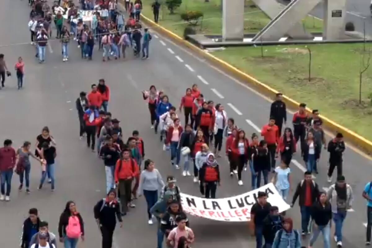 Michoacán: 20 autobuses son retenidos por normalistas