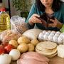 Comer en México cuesta 67% más que en 2018: El ITESO alerta que la inflación en alimentos supera a la general y una familia urbana necesita hoy 20,000 pesos mensuales para cubrir sus gastos básicos