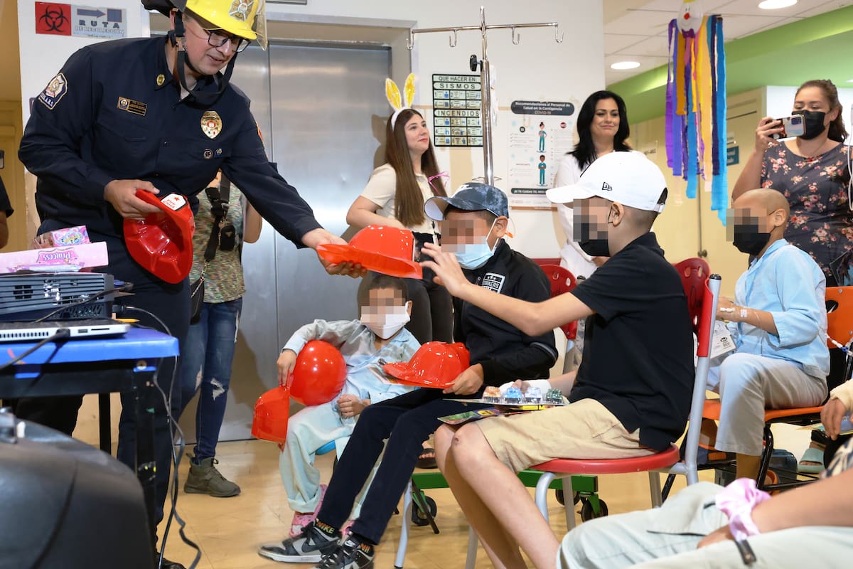 Bomberos de Hermosillo regalan juguetes a niños en el HIES