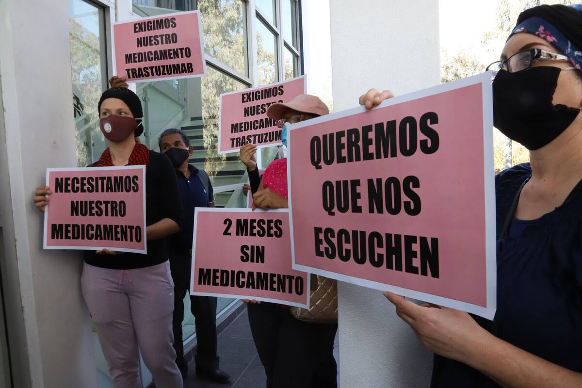 Pacientes de cáncer protestan por falta de medicina