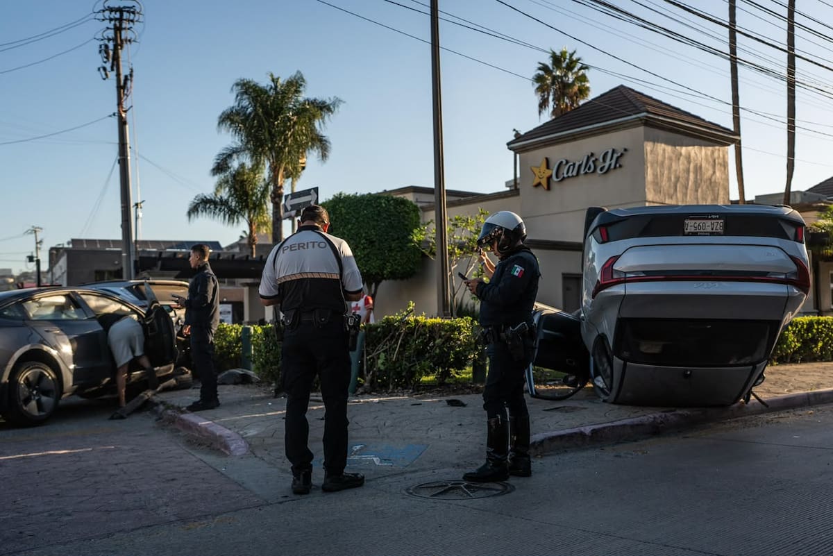 Un Kia volcó tras chocar contra un Tesla en el bulevar Agua Caliente de Tijuana; el Tesla impactó otros dos vehículos estacionados. Foto: Border Zoom