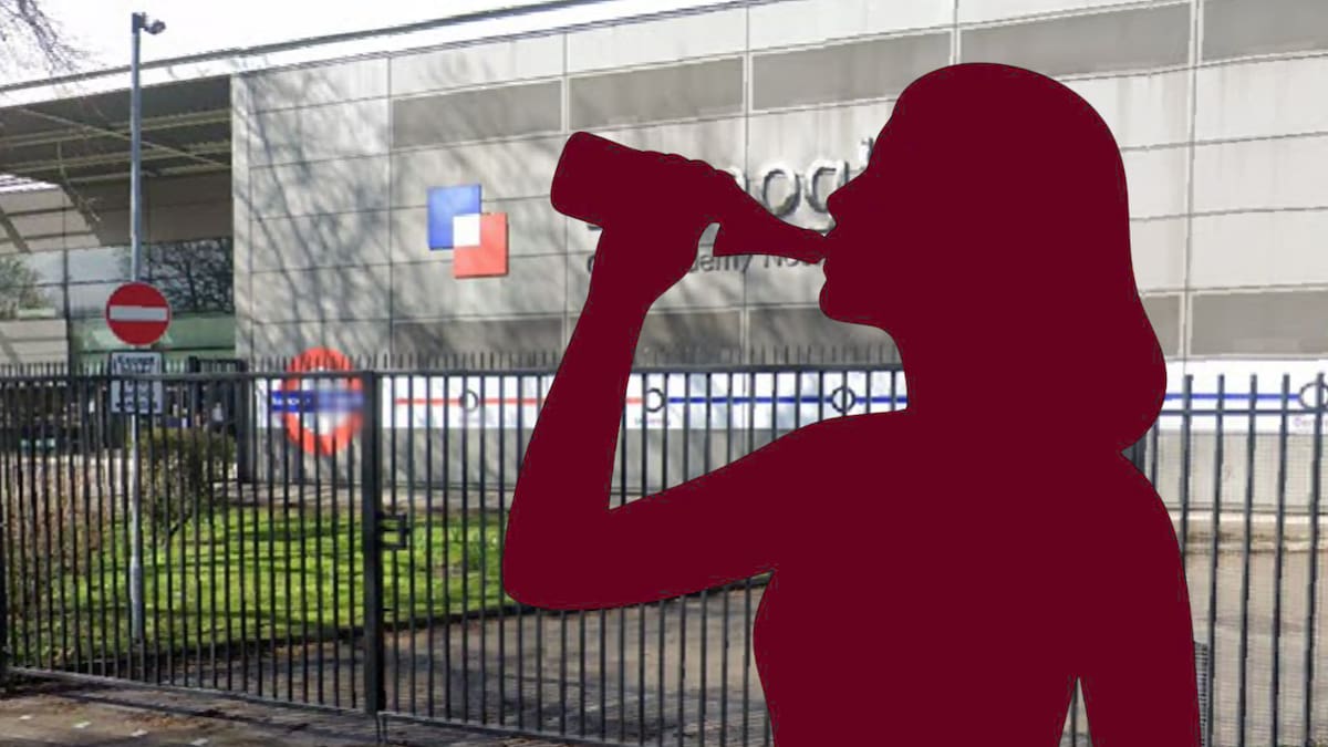 “Estos alumnos me aterran”: Tras no poder controlar a su grupo, maestra se empina botella de ginebra y vomita frente a sus alumnos de secundaria en Inglaterra