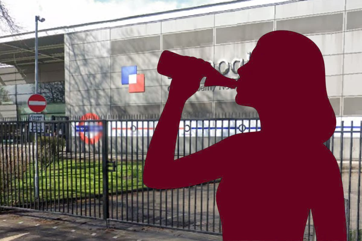 “Estos alumnos me aterran”: Tras no poder controlar a su grupo, maestra se empina botella de ginebra y vomita frente a sus alumnos de secundaria en Inglaterra
