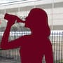 “Estos alumnos me aterran”: Tras no poder controlar a su grupo, maestra se empina botella de ginebra y vomita frente a sus alumnos de secundaria en Inglaterra