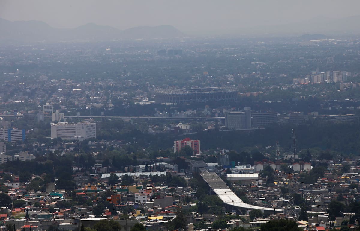 La contaminación del aire se cierne sobre la Ciudad de México, el sábado 9 de julio de 2016. Las autoridades emitieron una nueva alerta de smog para la capital después de que los niveles de ozono aumentaron a casi el doble de los límites aceptables. El Estadio Azteca está al fondo. (AP Photo/Marco Ugarte)