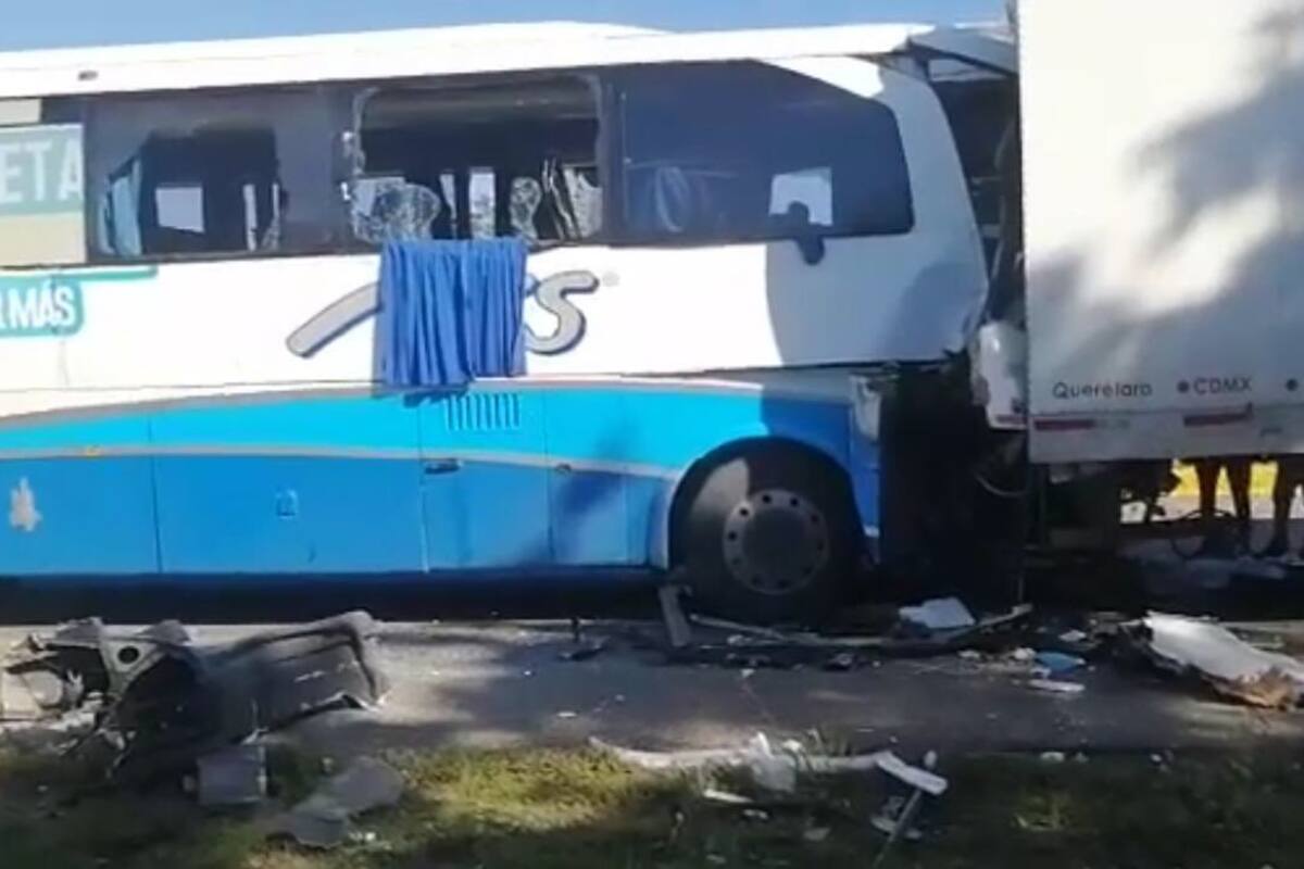 Autobús choca con trailer y 12 personas resultan heridas