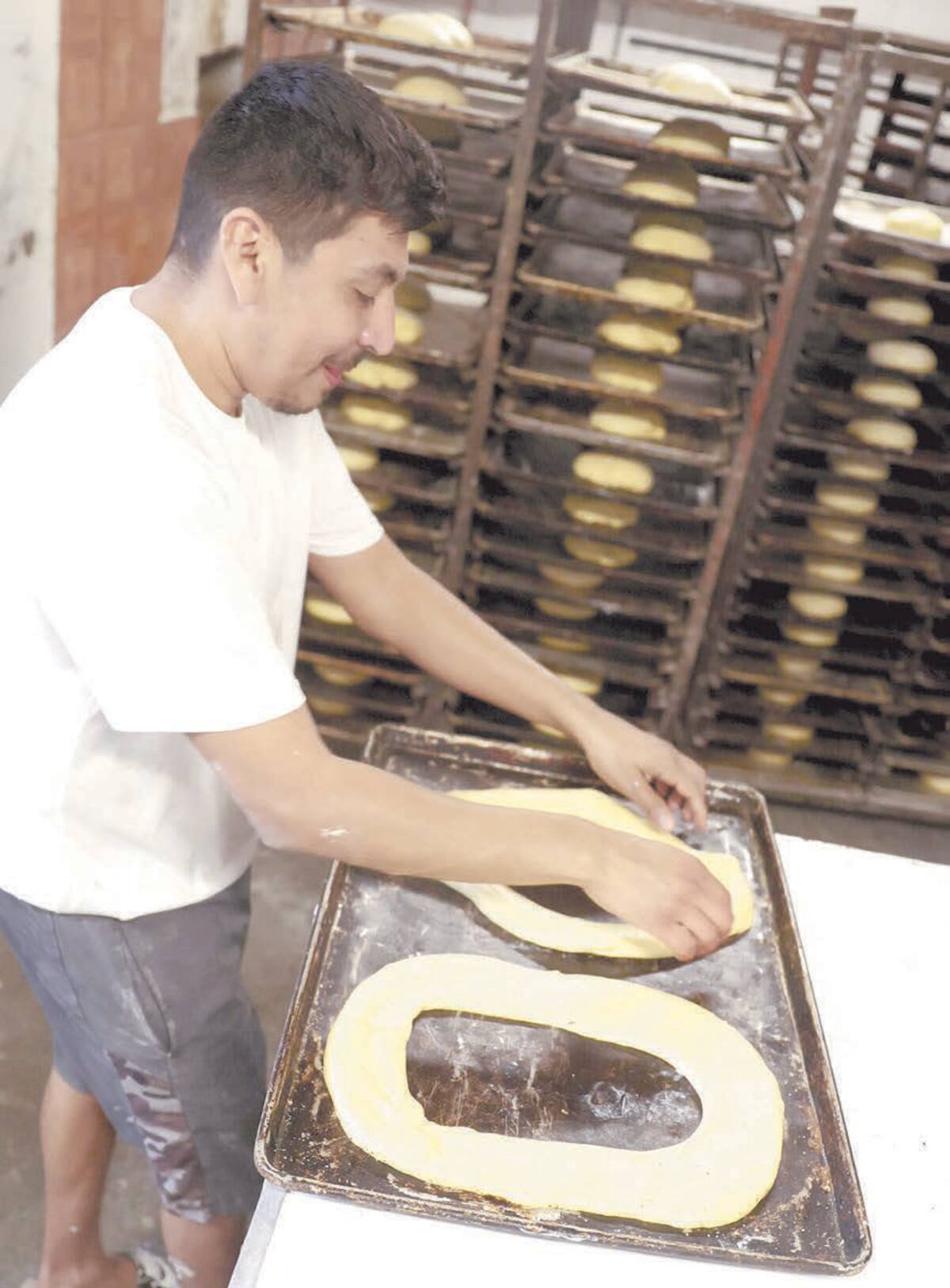 José Carlos León da la forma de rosca a la masa.